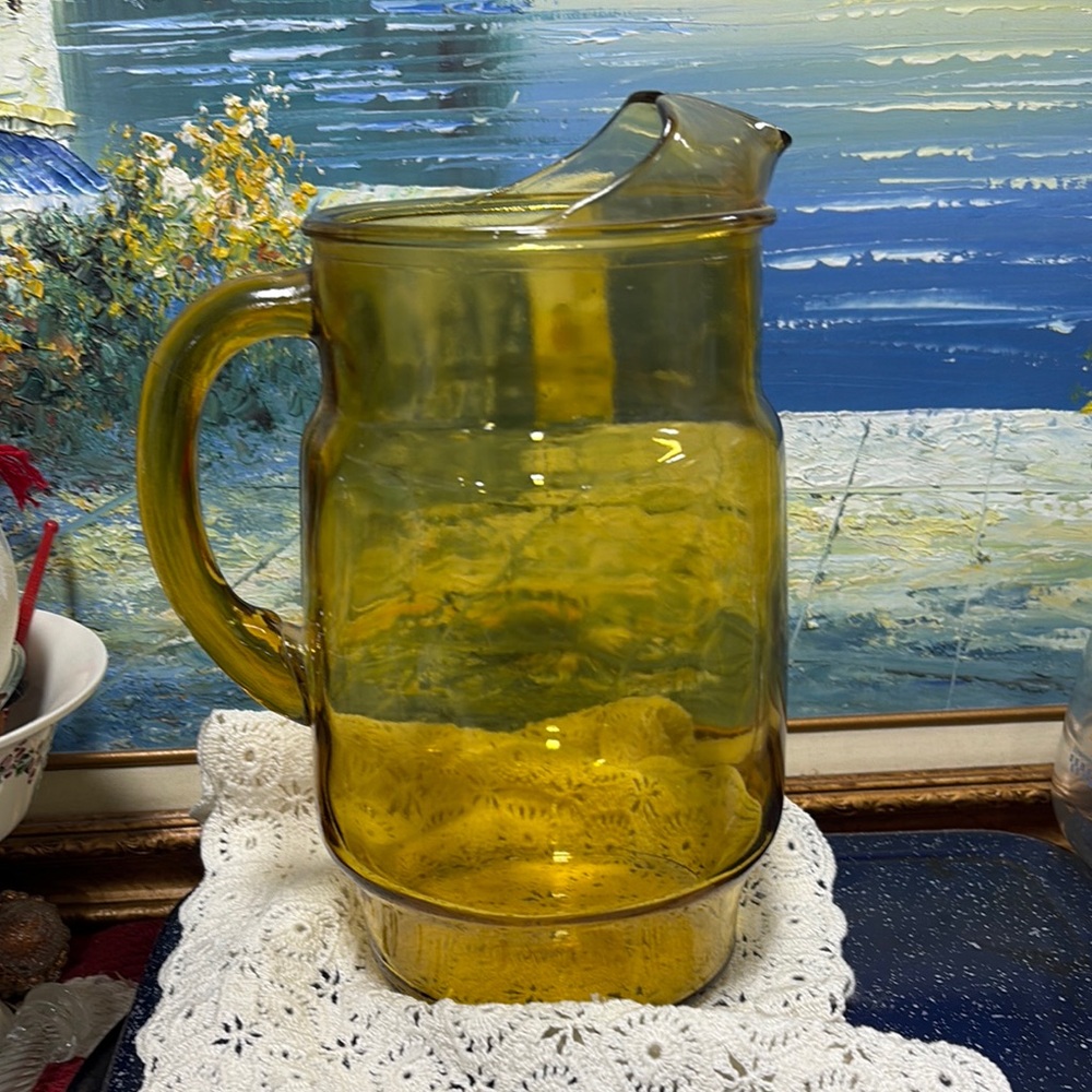 Vintage Anchor Hocking amber glass pitcher with an ice lip and handle. 1970s.